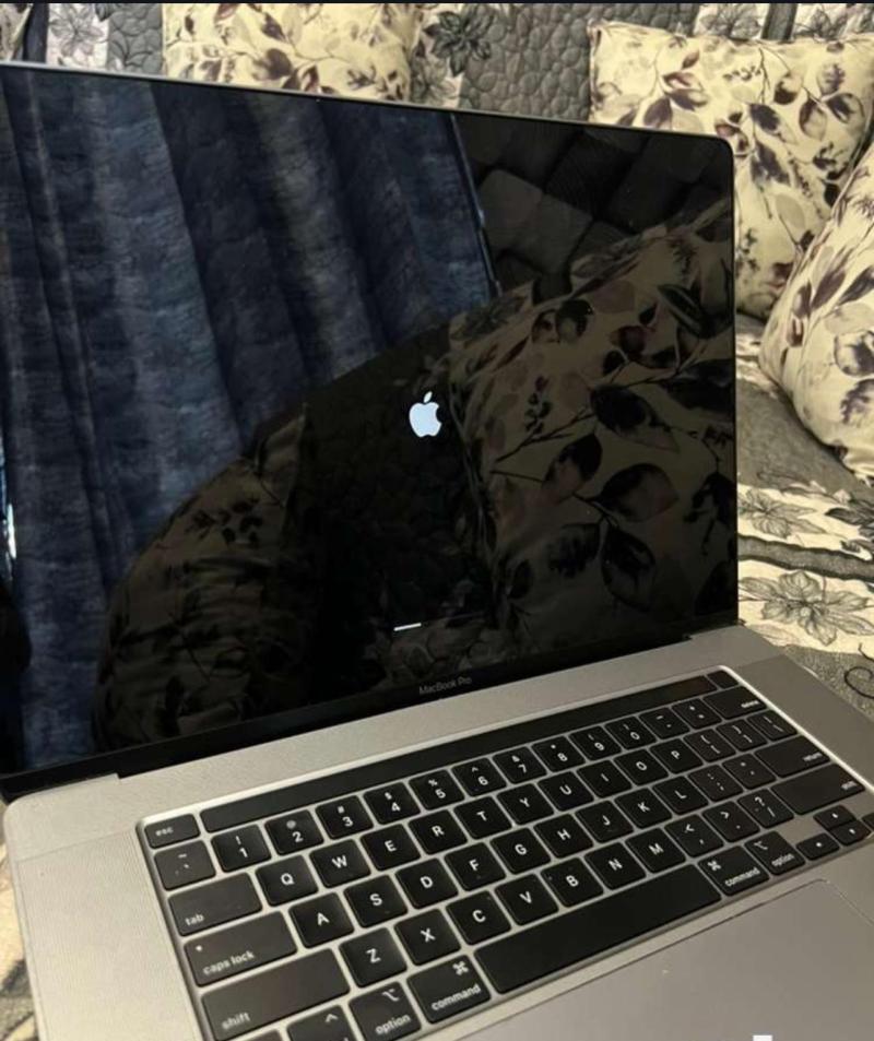 Macbook pro i9 16gb ram 4gb gpu with touch bar