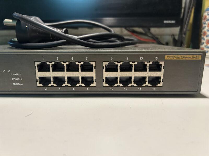 D-link des-1016d 16 port 10/100Mbps Desktop Switch - Image 3